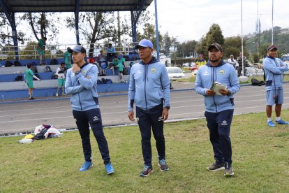 Dirección. Juan, de 56 años (c), junto a parte del cuerpo técnico netamente nacional con los que lleva a Espoli
