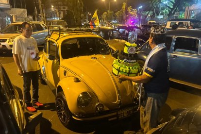 En el sitio celebraron con música, comida y una torta falsa.