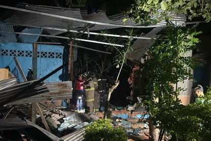 La vivienda quedó destruida tras la explosión con cilindros de gas.