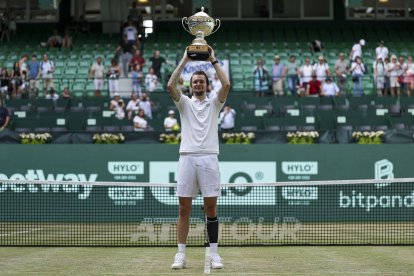 Bublik levanta el trofeo del torneo de Halle tras vencer a Medvedev por 6-3 y 7-6(4), después de una hora y 23 minutos,