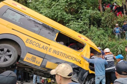 El vehículo transportaba a bailarines de Guayas que volvían de actuar