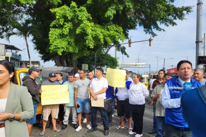 Un grupo de tricimoteros realizó un plantón este 23 de junio.