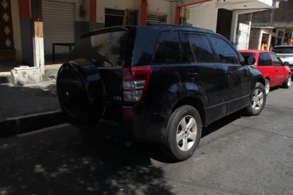 El vehículo abandonado con impactos de bala generó preocupación entre los vecinos.