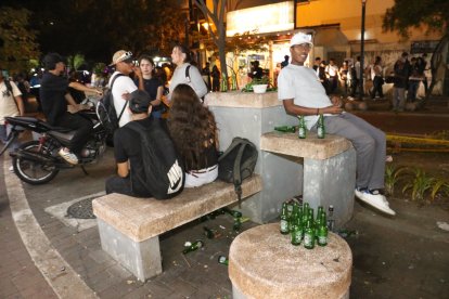 Las bancas de la zona se usan para instalar la ‘chupa’.