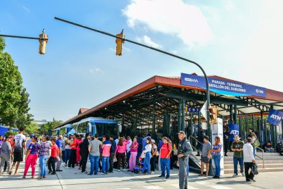 Se inaugura la parada de la Metrovía en el Batallón del Suburbio.