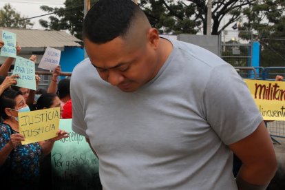 Familiares de los militares detenidos realizaron un plantón afuera de la Penitenciaría. Con carteles en mano, pidieron su liberación.