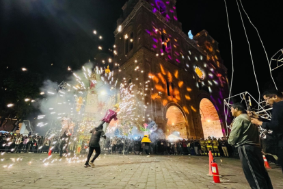 Las calles céntricas de Cuenca vibran con el entusiasmo de cuencanos y viajeros que participan en estas coloridas fiestas