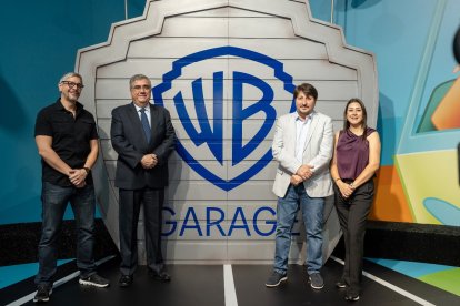 Gianni Iannuzzelli, jefe de parqueo de Policentro; Eduardo Mata, vicepresidente Regional Costa de Banco del Austro; Diego Madriñán, productor ejecutivo de Casa Warner LATAM, Sandra Vinueza, de CPL agente de Warner Bros Discovery