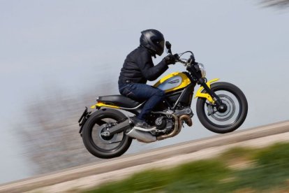 Una suspensión mal calibrada puede generar rebote excesivo, lo que puede hacer perder el control de la moto.