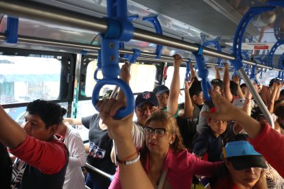 Los ciudadanos viajaron de pie por más de una hora para cubrir toda la ruta.