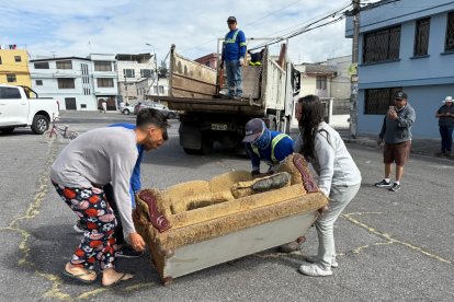 Los lugareños salieron con las que cosas que ocupaban espacios en sus hogares para entregarlas al personal de Emaseo.
