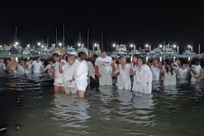 Los devotos en el agua