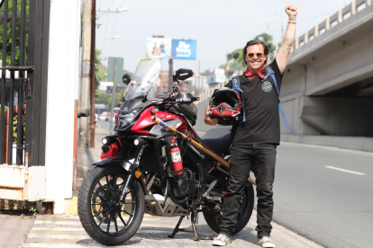 Álvaro Estevan viaja por el mundo junto a La Colorada, su amada moto compañera de aventuras.