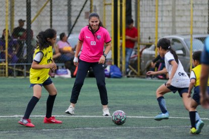 La futbolista Ligia 'Gigi' Moreira, capitana de la selección de Ecuador y recientemente fichada por el Villarreal español, controlando un balón durante una práctica con las chicas de su escuela en Guayaquil.