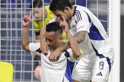 Christian Cueva festeja su gol en el estadio Banco Guayaquil, de Quito.
