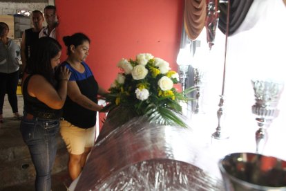 Dolor y desesperación. Familiares de Ericka Vera velan su cuerpo en la humilde vivienda de su abuela.