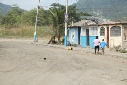Momentos de tensión en Socio Vivienda 2, Guayaquil, tras el ataque armado que dejó cuatro personas asesinadas.
