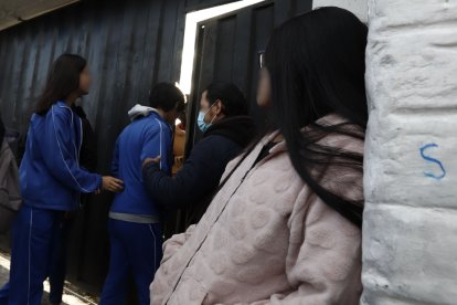 La adolescente no tiene permitido ingresar a la unidad educativa.