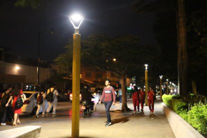 La iluminación le ha cambiado el semblante a este sector del Malecón del Salado.