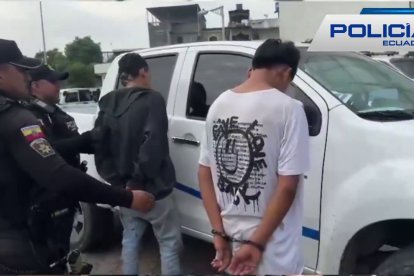 Dos sospechosos fueron aprehendidos por agentes policiales en respuesta a este hecho.