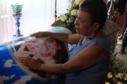 Familiares y vecinos velan a Ericka Beatriz Vera Párraga en la vivienda de sus abuelos maternos.
