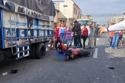Escena del accidente en el sur de Guayaquil, donde una motocicleta se estrelló contra un camión estacionado.