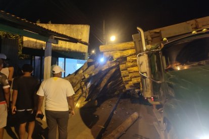 Plataforma cargada con trozas de madera pierde el control y causa accidente en San Mateo.