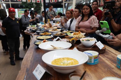 Exhibición de las más de 40 sopas participantes en el festival gastronómico.