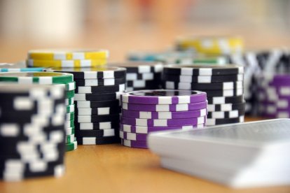 La tecnología RFID y el marcaje invisible revolucionan la seguridad y trazabilidad en juegos de poker profesional.
