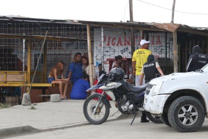 La Policía cerró la calle para evitar las miradas de los curiosos.