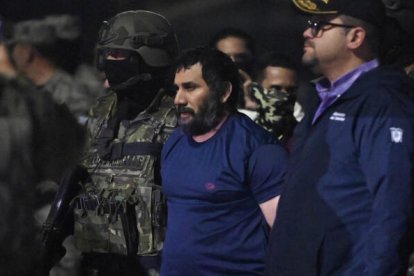 Alias Fito junto al ministro del Interior de Ecuador, John Reimberg.