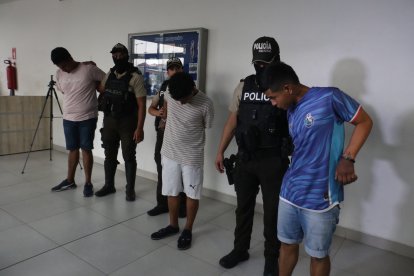 Los criminales fueron llevados a la Unidad de Vigilancia Comunitaria para ser procesados.
