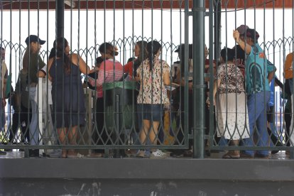 Personas en la metrovía de Guayaquil.