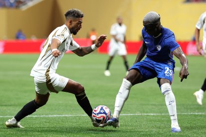 Moisés Caicedo (d) es uno de los líderes del Chelsea inglés.