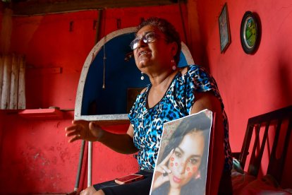 La madre de la mujer aplastada por un contenedor en Guayaquil busca saber sobre sus nietos.