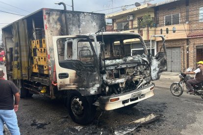 En Pascuales, un camión de cerveza fue incendiado.