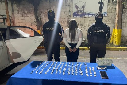 La mujer fue detenida luego de que le vieron actuar de manera sospechosa.