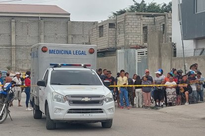 Momentos en que los agentes policiales inspeccionaban la zona del crimen.