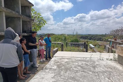 Habitantes de la parroquia Sabanilla, en Pedro Carbo, están alarmados por el daño en dos tumbas y la desaparición de los restos.