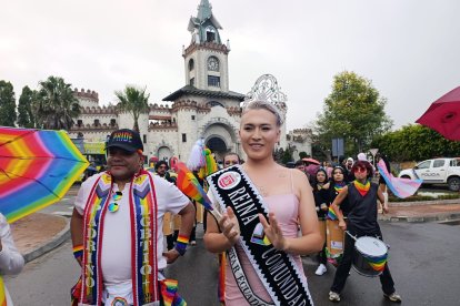 Participantes del Desfile del Orgullo LGBTI en Loja, con vestuarios coloridos, recorrieron el centro de la ciudad bajo la lluvia para exigir respeto e inclusión.