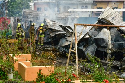Bomberos de Guayaquil trabajan entre los escombros tras el incendio que consumió al menos cuatro aulas en una escuela del sector La Floresta 2.