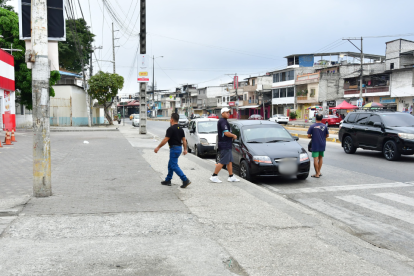 Instantes después del asalto: en esta esquina de la calle Roberto Serrano, un ciudadano fue violentamente atacado por cuatro delincuentes armados.