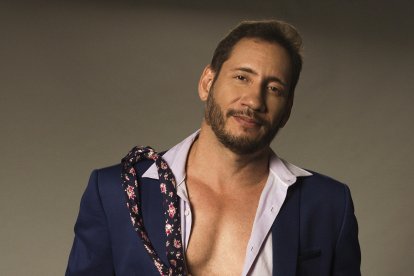 Cada año que pasa el cantante se pone como el vino y todo gracias a una fórmula vitamínica que crearon para él.