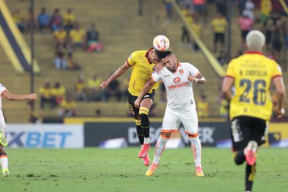 Barcelona mostró falencias defensivas ante Libertad, principalmente en la marca aérea.