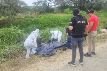 Entre los matorrales estaba el cuerpo en estado de descomposición.