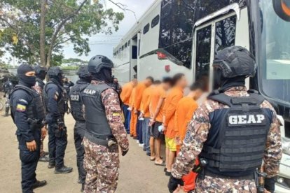 Los presos fueron movilizados bajo estricto control y vigilancia de militares y policías.