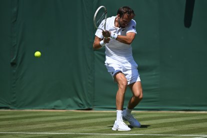 Medvedev, actual # 9 ATP, fue este lunes el primer Top en irse, tras caer ante el francés Benjamin Bonzi por 7-6 (2), 3-6, 7-6 (3) y 6-2.