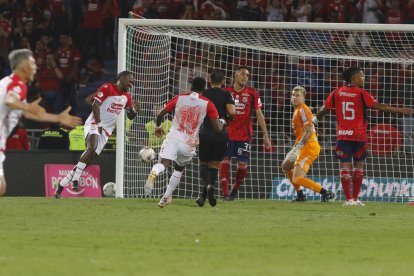El delantero de Independiente Santa Fe Hugo Rodallega muestra dolor tras anotar el gol que selló la conquista del titulo del torneo.