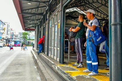 Un ciudadano que ingresó sin pagar por una de las puertas dañadas fue captado por EXTRA.