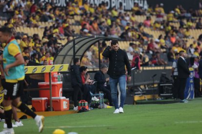 El técnico de Barcelona Ismael Rescalvo gesticula luego de ser empatado 3-3 ante Libertad en el estadio Monumental